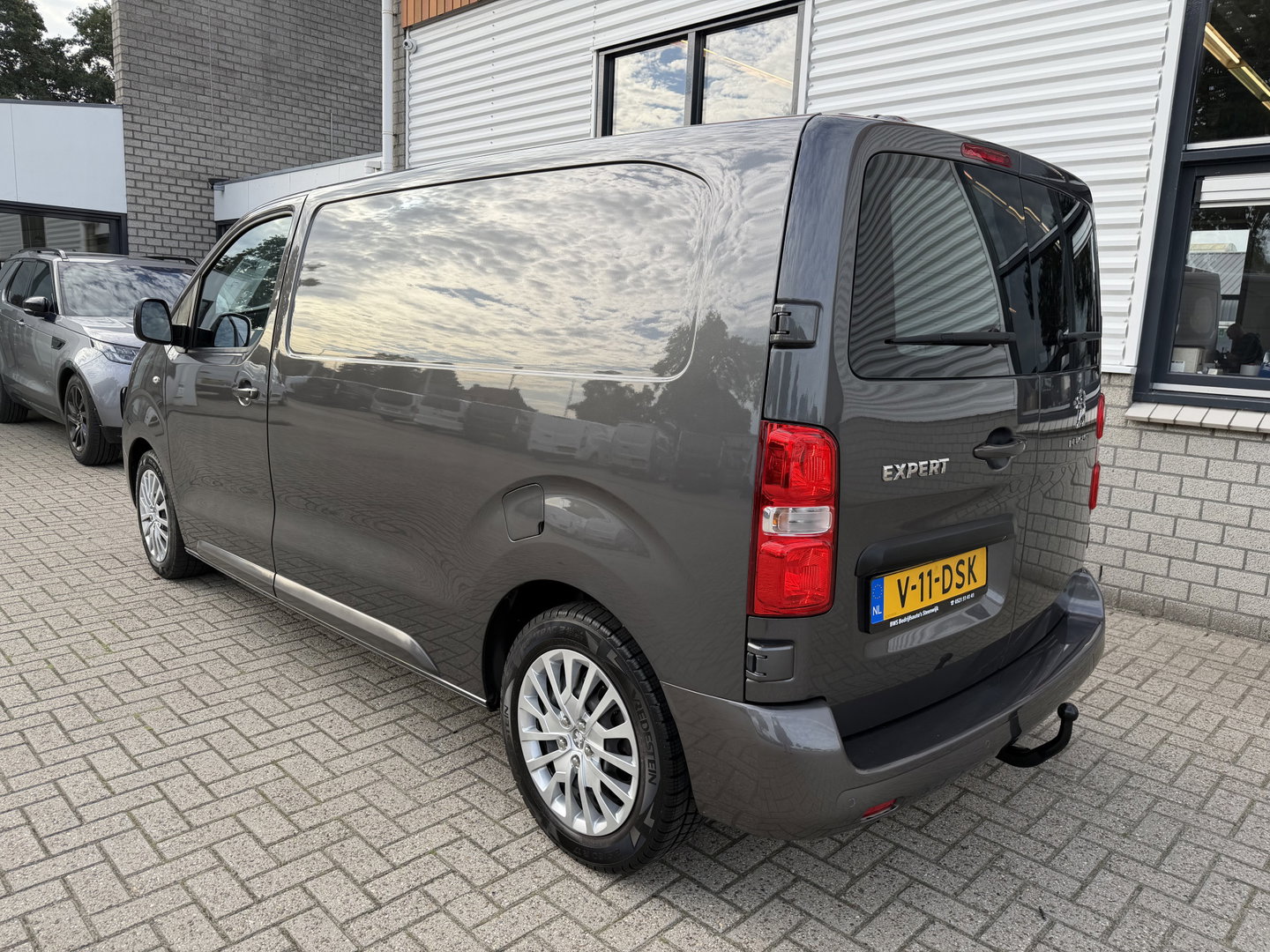 Peugeot Expert 2.0 BlueHDI 145pk automaat S&S L2H1 / vaste prijs rijklaar € 19.950 ex btw / euro 6 / bpm vrij / lease vanaf € 336 / grijs metallic / achteruit rijcamera / trekhaak 2300 kg !