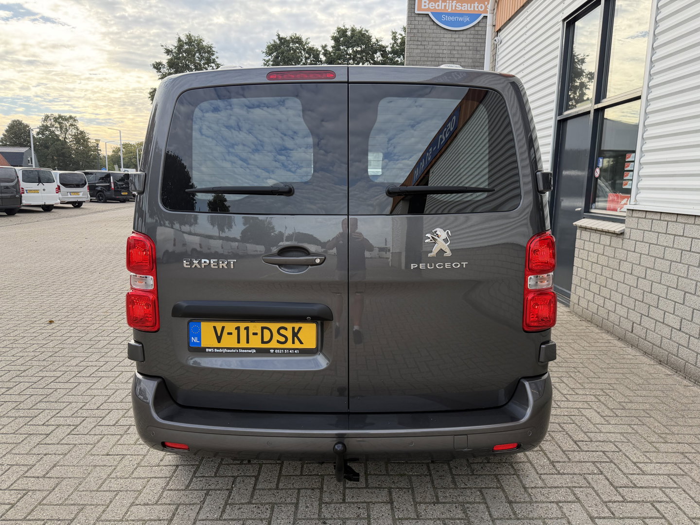 Peugeot Expert 2.0 BlueHDI 145pk automaat S&S L2H1 / vaste prijs rijklaar € 19.950 ex btw / euro 6 / bpm vrij / lease vanaf € 336 / grijs metallic / achteruit rijcamera / trekhaak 2300 kg !