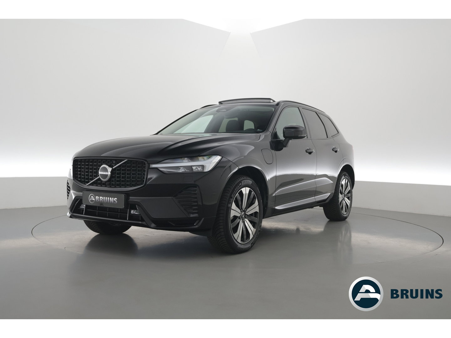 Volvo XC60 2.0 T6 Plug-in hybrid AWD Plus Dark | Leer | Pilot Ass. | Pano-dak | Harman/ Kardon | Ver. Voorruit | Stoel + stuurverwarming |