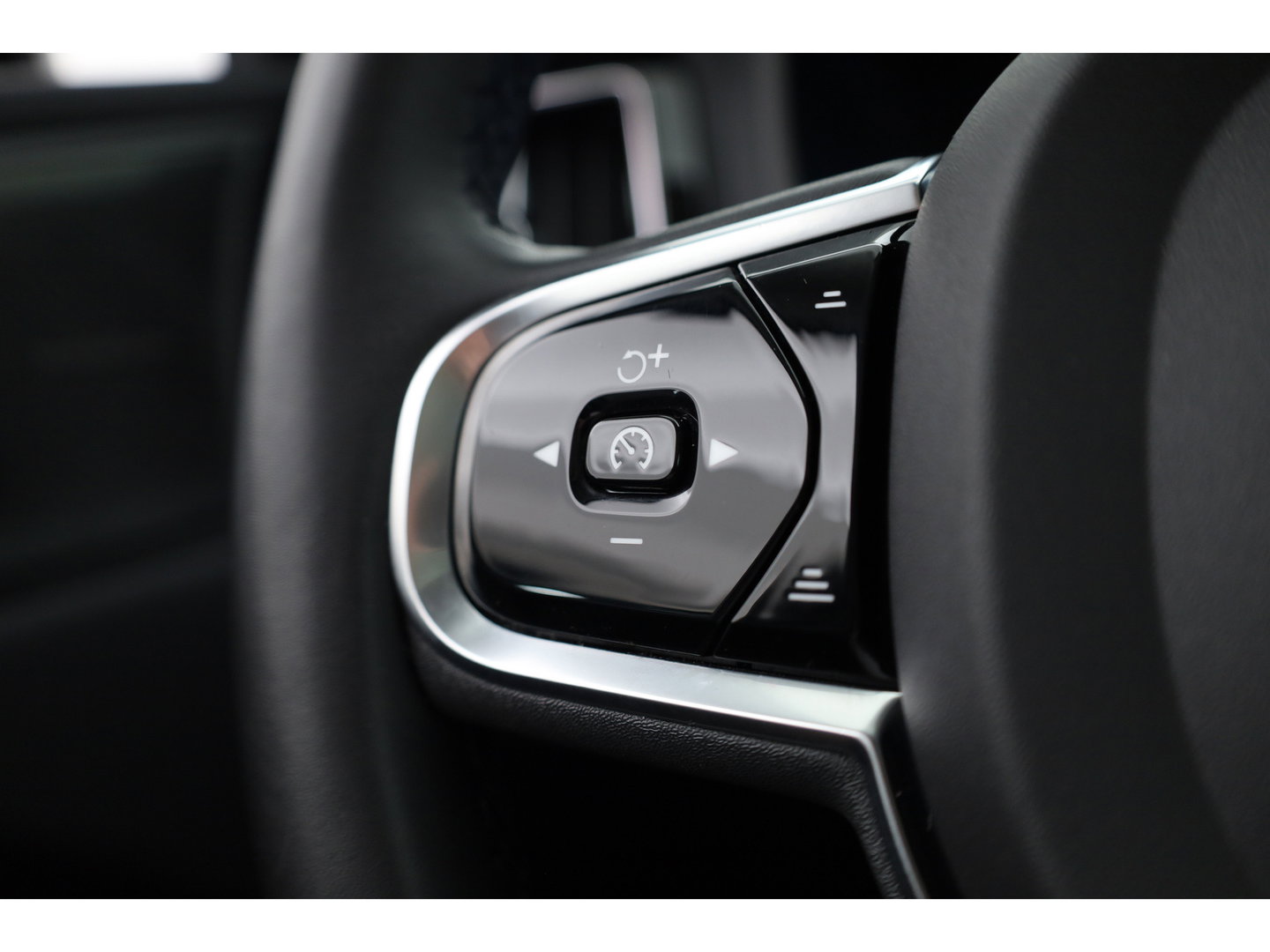Volvo XC60 2.0 T6 Plug-in hybrid AWD Plus Dark | Leer | Pilot Ass. | Pano-dak | Harman/ Kardon | Ver. Voorruit | Stoel + stuurverwarming |