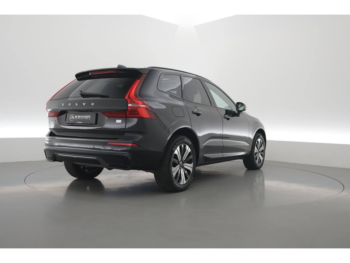 Volvo XC60 2.0 T6 Plug-in hybrid AWD Plus Dark | Leer | Pilot Ass. | Pano-dak | Harman/ Kardon | Ver. Voorruit | Stoel + stuurverwarming |