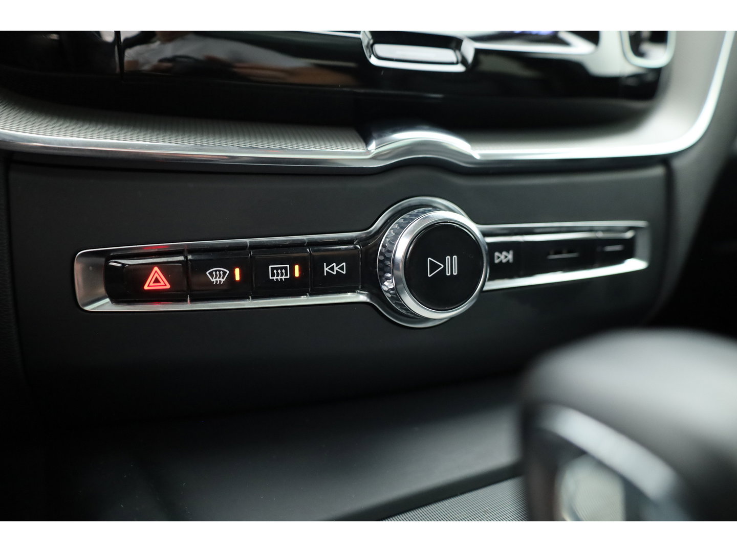 Volvo XC60 2.0 T6 Plug-in hybrid AWD Plus Dark | Leer | Pilot Ass. | Pano-dak | Harman/ Kardon | Ver. Voorruit | Stoel + stuurverwarming |