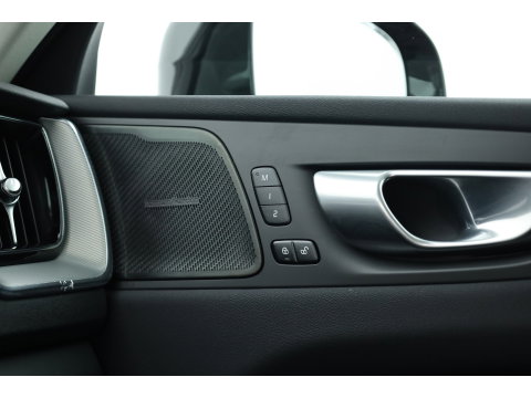 Volvo XC60 2.0 T6 Plug-in hybrid AWD Plus Dark | Leer | Pilot Ass. | Pano-dak | Harman/ Kardon | Ver. Voorruit | Stoel + stuurverwarming |