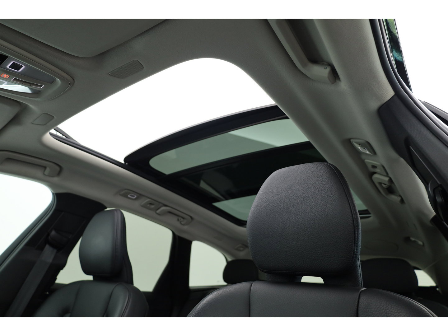 Volvo XC60 2.0 T6 Plug-in hybrid AWD Plus Dark | Leer | Pilot Ass. | Pano-dak | Harman/ Kardon | Ver. Voorruit | Stoel + stuurverwarming |