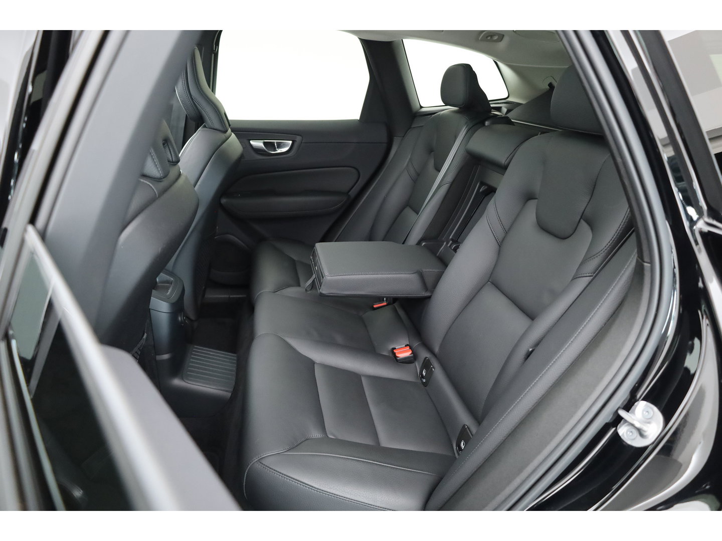 Volvo XC60 2.0 T6 Plug-in hybrid AWD Plus Dark | Leer | Pilot Ass. | Pano-dak | Harman/ Kardon | Ver. Voorruit | Stoel + stuurverwarming |