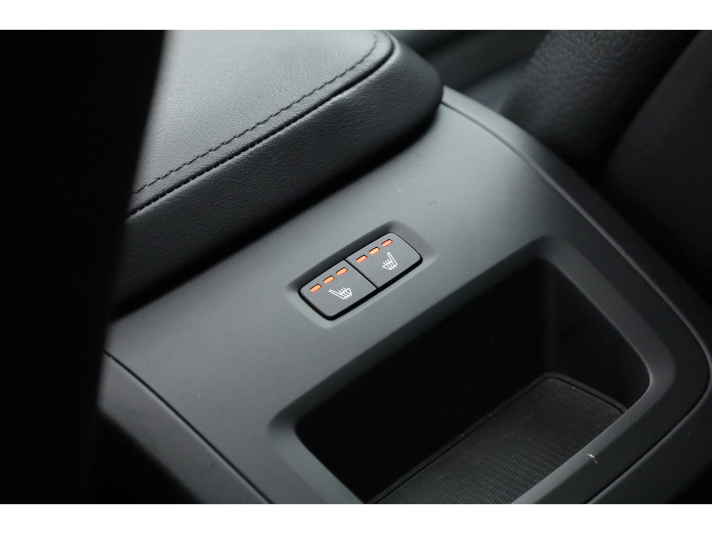 Volvo XC60 2.0 T6 Plug-in hybrid AWD Plus Dark | Leer | Pilot Ass. | Pano-dak | Harman/ Kardon | Ver. Voorruit | Stoel + stuurverwarming |