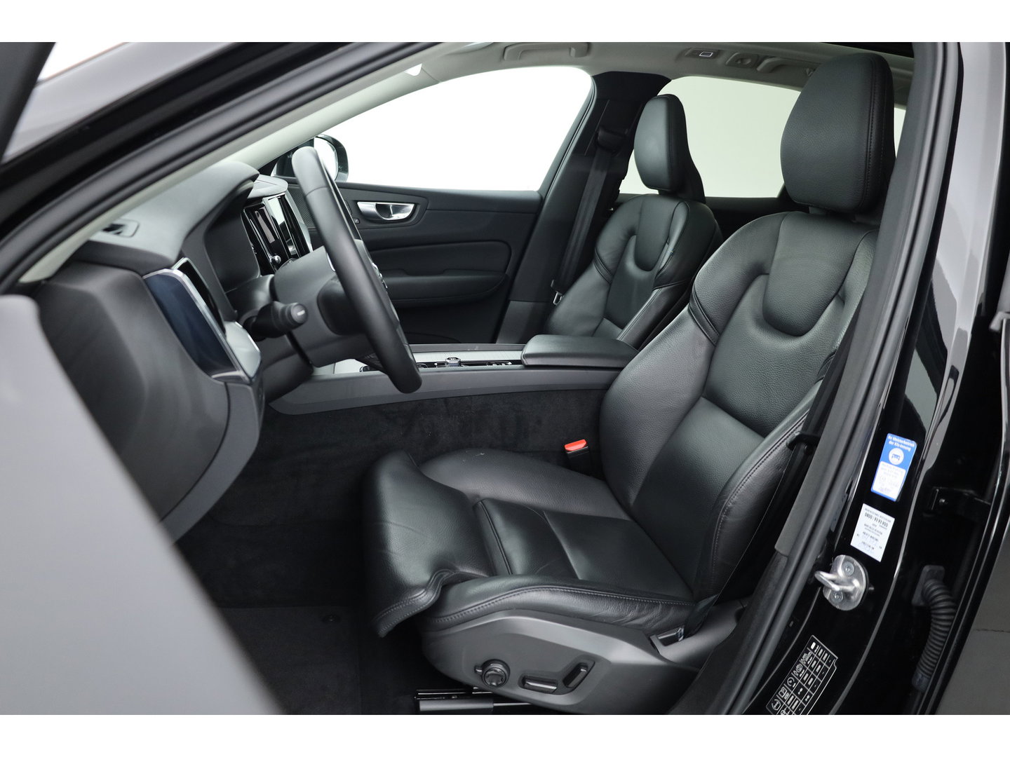 Volvo XC60 2.0 T6 Plug-in hybrid AWD Plus Dark | Leer | Pilot Ass. | Pano-dak | Harman/ Kardon | Ver. Voorruit | Stoel + stuurverwarming |