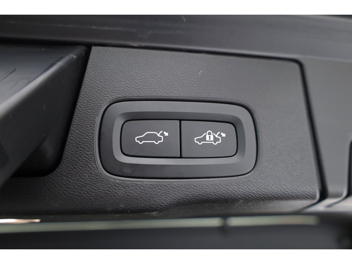 Volvo XC60 2.0 T6 Plug-in hybrid AWD Plus Dark | Leer | Pilot Ass. | Pano-dak | Harman/ Kardon | Ver. Voorruit | Stoel + stuurverwarming |