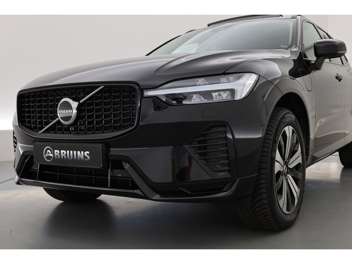 Volvo XC60 2.0 T6 Plug-in hybrid AWD Plus Dark | Leer | Pilot Ass. | Pano-dak | Harman/ Kardon | Ver. Voorruit | Stoel + stuurverwarming |