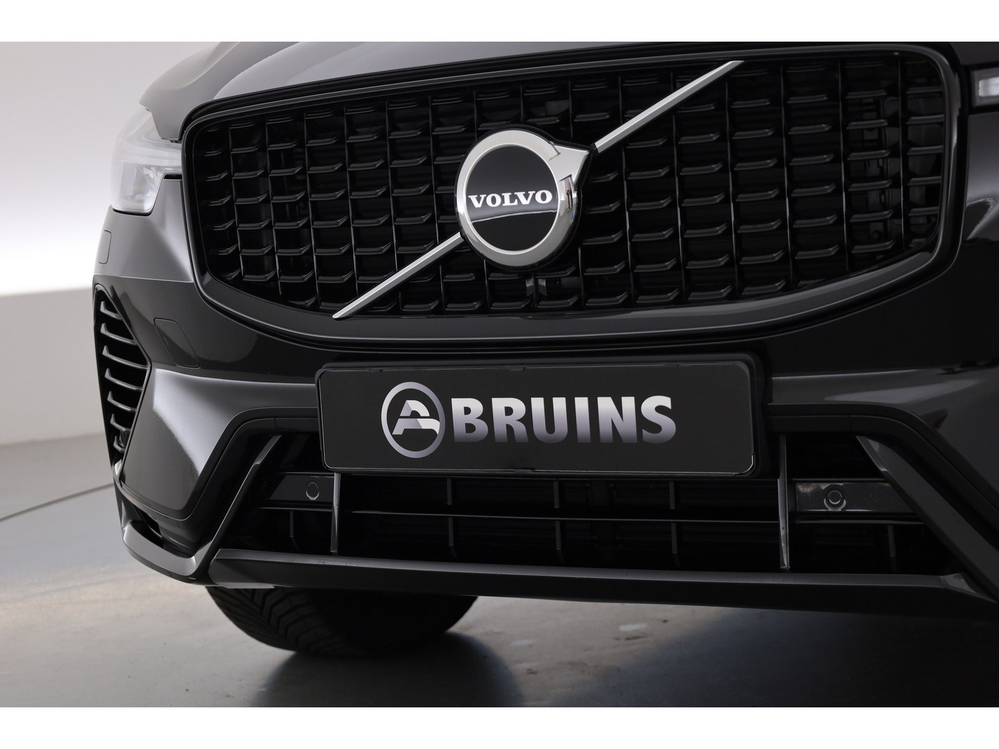 Volvo XC60 2.0 T6 Plug-in hybrid AWD Plus Dark | Leer | Pilot Ass. | Pano-dak | Harman/ Kardon | Ver. Voorruit | Stoel + stuurverwarming |