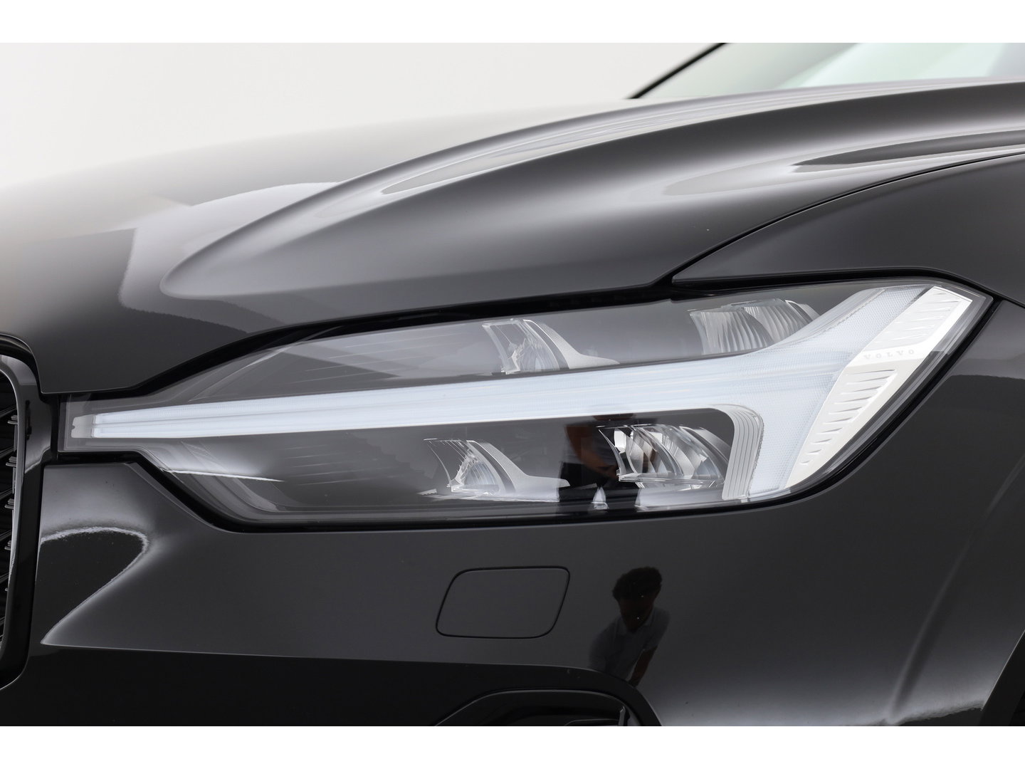 Volvo XC60 2.0 T6 Plug-in hybrid AWD Plus Dark | Leer | Pilot Ass. | Pano-dak | Harman/ Kardon | Ver. Voorruit | Stoel + stuurverwarming |