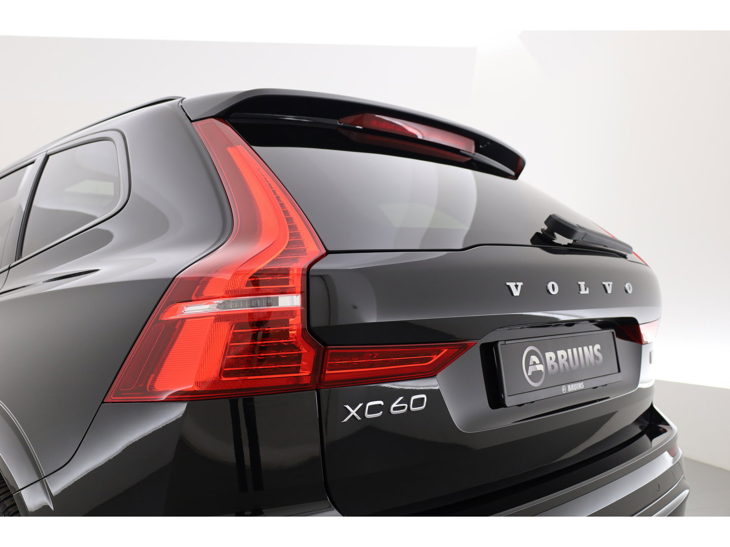 Volvo XC60 2.0 T6 Plug-in hybrid AWD Plus Dark | Leer | Pilot Ass. | Pano-dak | Harman/ Kardon | Ver. Voorruit | Stoel + stuurverwarming |