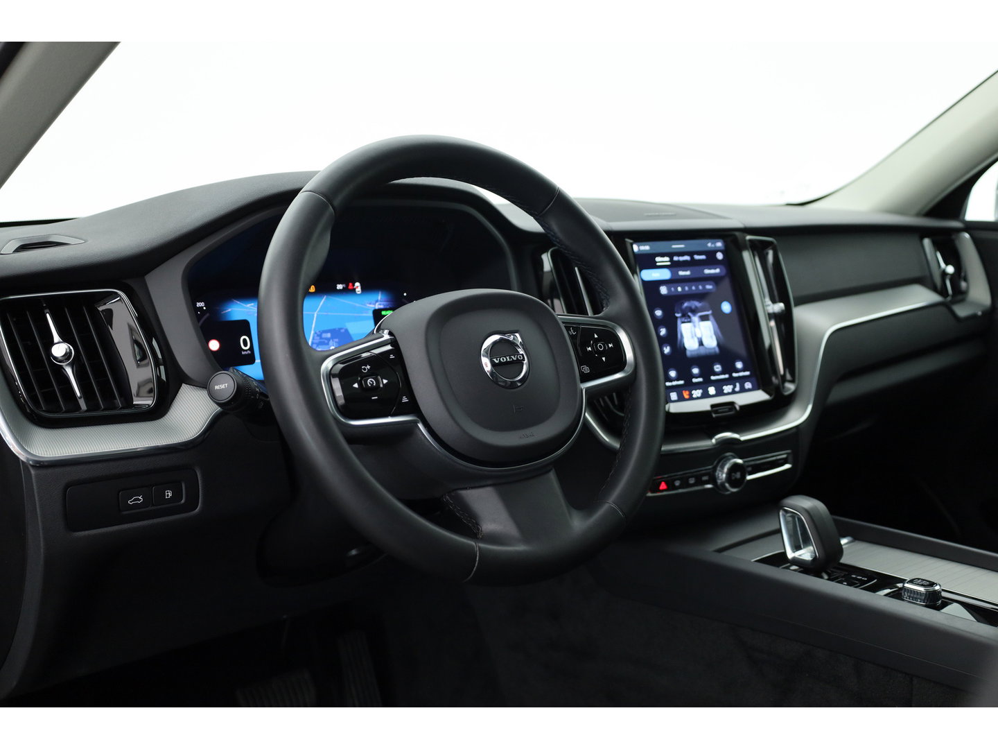 Volvo XC60 2.0 T6 Plug-in hybrid AWD Plus Dark | Leer | Pilot Ass. | Pano-dak | Harman/ Kardon | Ver. Voorruit | Stoel + stuurverwarming |