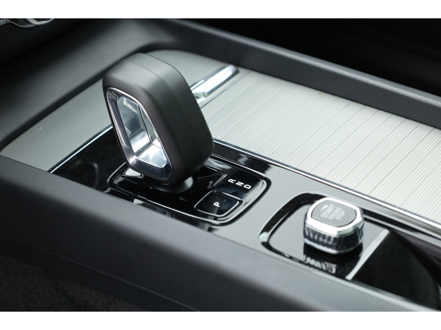 Volvo XC60 2.0 T6 Plug-in hybrid AWD Plus Dark | Leer | Pilot Ass. | Pano-dak | Harman/ Kardon | Ver. Voorruit | Stoel + stuurverwarming |
