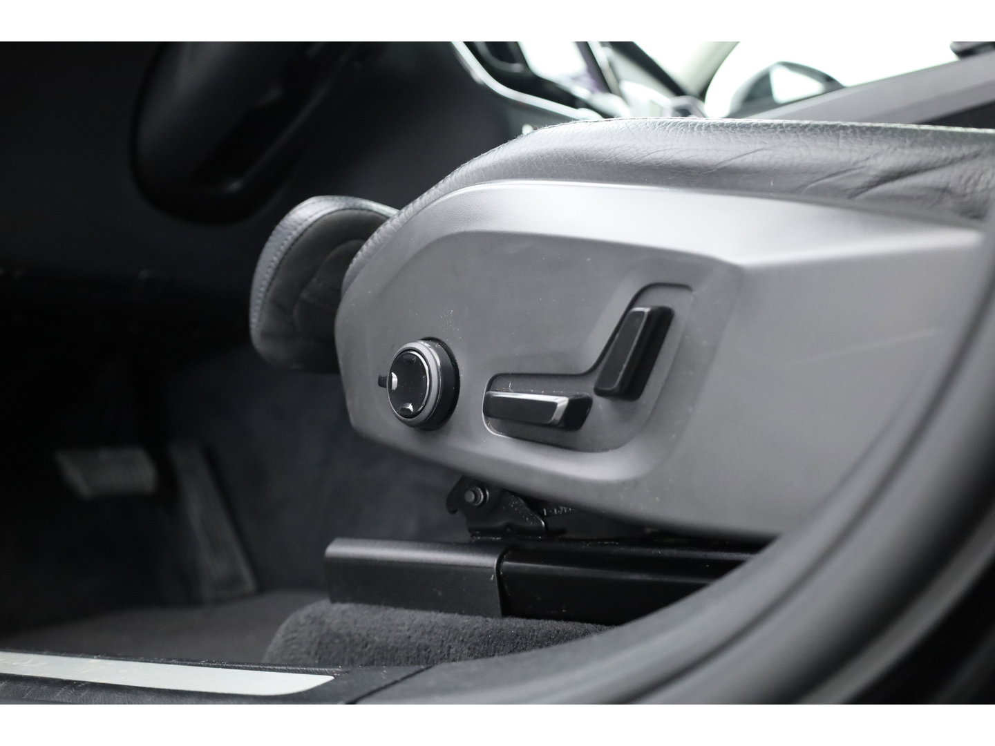 Volvo XC60 2.0 T6 Plug-in hybrid AWD Plus Dark | Leer | Pilot Ass. | Pano-dak | Harman/ Kardon | Ver. Voorruit | Stoel + stuurverwarming |