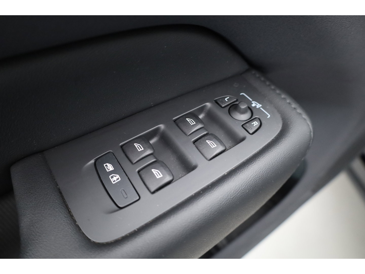 Volvo XC60 2.0 T6 Plug-in hybrid AWD Plus Dark | Leer | Pilot Ass. | Pano-dak | Harman/ Kardon | Ver. Voorruit | Stoel + stuurverwarming |