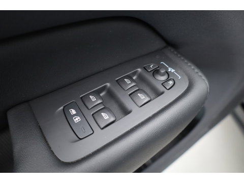 Volvo XC60 2.0 T6 Plug-in hybrid AWD Plus Dark | Leer | Pilot Ass. | Pano-dak | Harman/ Kardon | Ver. Voorruit | Stoel + stuurverwarming |