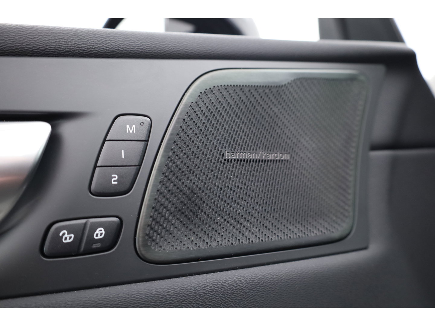 Volvo XC60 2.0 T6 Plug-in hybrid AWD Plus Dark | Leer | Pilot Ass. | Pano-dak | Harman/ Kardon | Ver. Voorruit | Stoel + stuurverwarming |