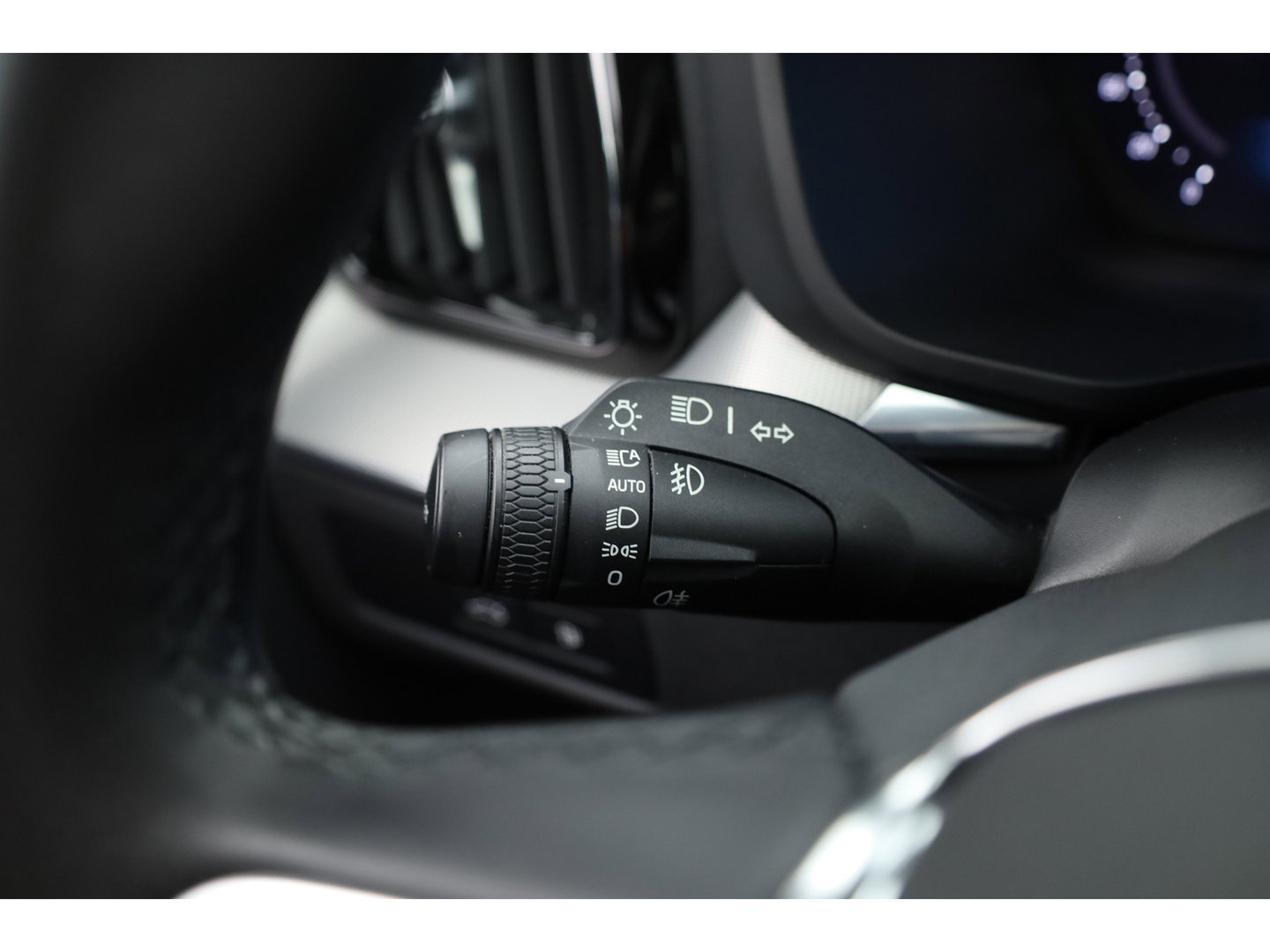 Volvo XC60 2.0 T6 Plug-in hybrid AWD Plus Dark | Leer | Pilot Ass. | Pano-dak | Harman/ Kardon | Ver. Voorruit | Stoel + stuurverwarming |