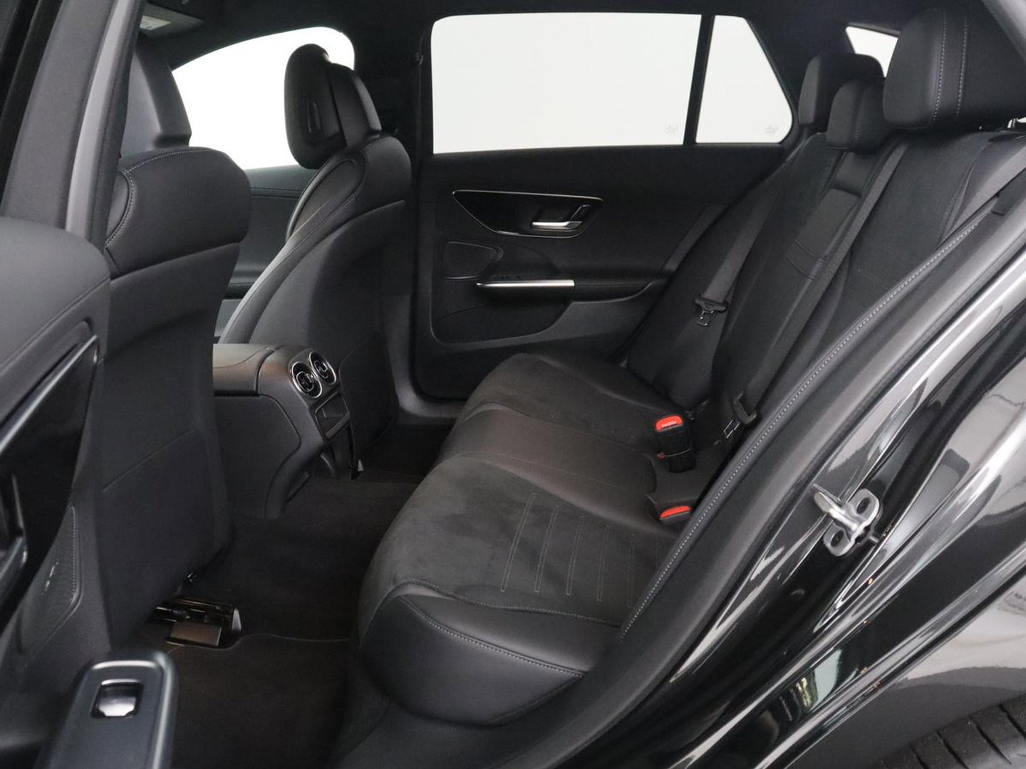 Mercedes-Benz C-Klasse 300e AMG-Line | SOH 97.7 | Leder/alcantara | Adaptive cruise | Memory | 360 camera | Sfeerverlichting | Burnmester | Stoelverwarming | Full LED |