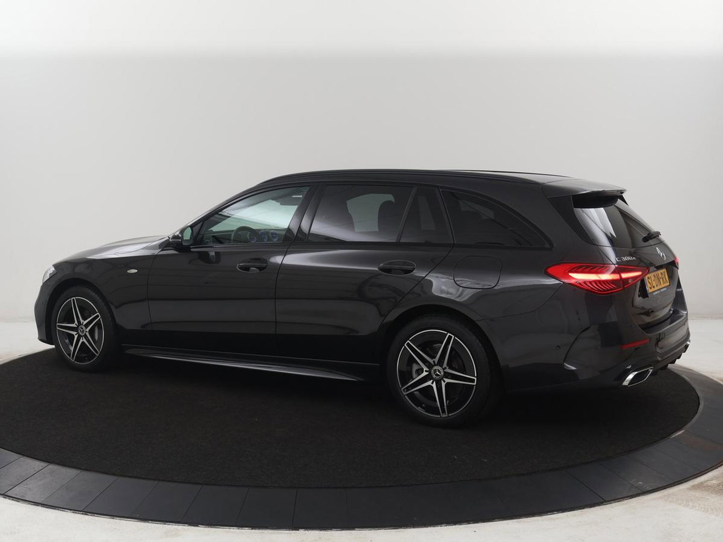 Mercedes-Benz C-Klasse 300e AMG-Line | SOH 97.7 | Leder/alcantara | Adaptive cruise | Memory | 360 camera | Sfeerverlichting | Burnmester | Stoelverwarming | Full LED |