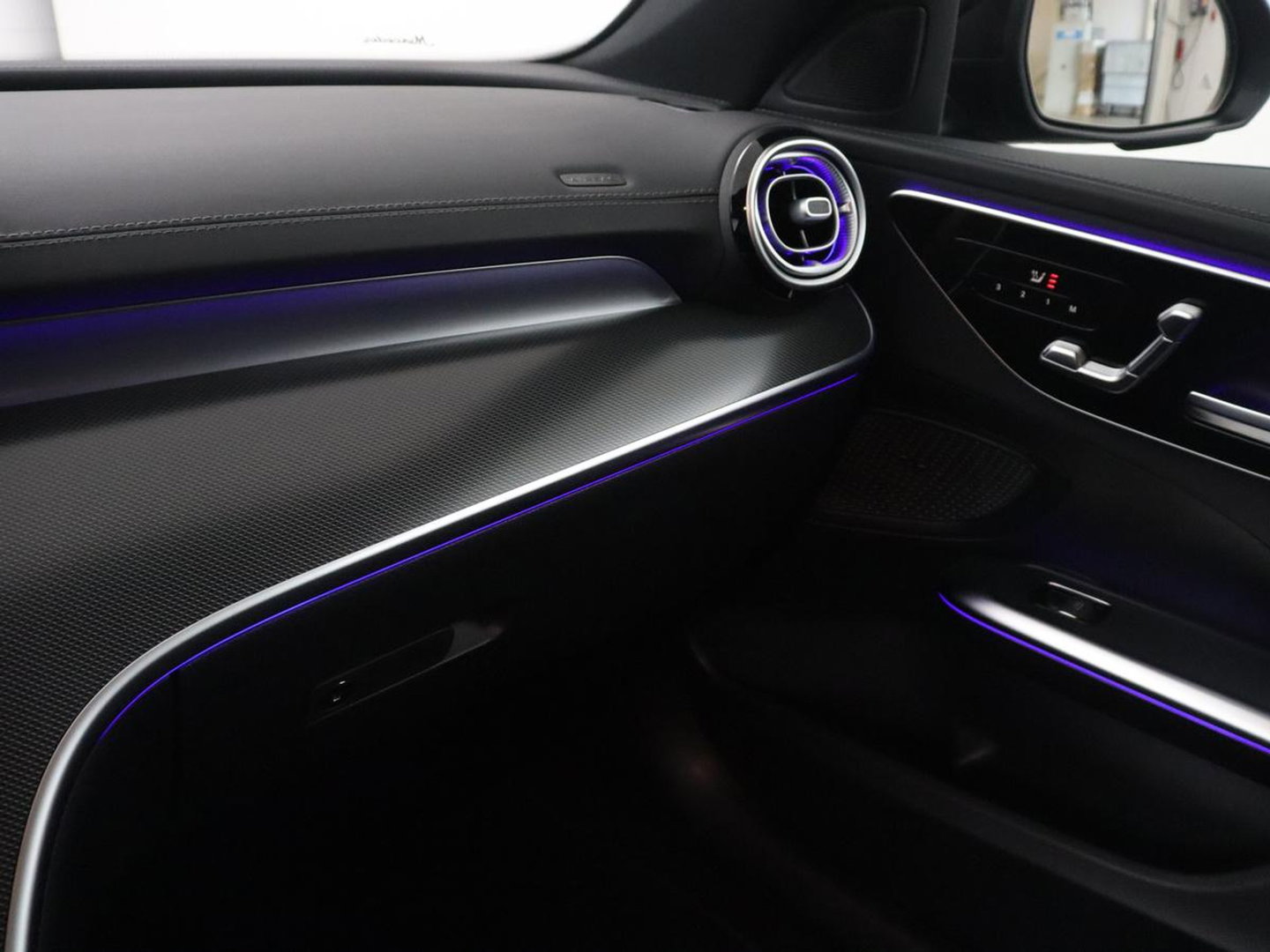 Mercedes-Benz C-Klasse 300e AMG-Line | SOH 97.7 | Leder/alcantara | Adaptive cruise | Memory | 360 camera | Sfeerverlichting | Burnmester | Stoelverwarming | Full LED |