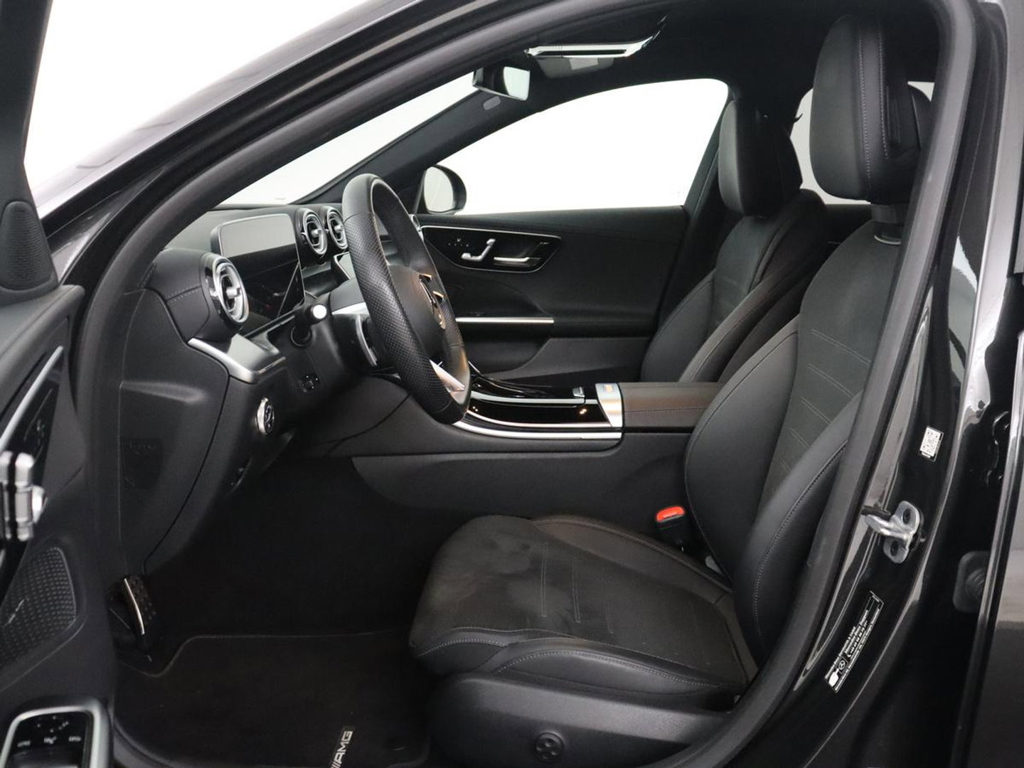 Mercedes-Benz C-Klasse 300e AMG-Line | SOH 97.7 | Leder/alcantara | Adaptive cruise | Memory | 360 camera | Sfeerverlichting | Burnmester | Stoelverwarming | Full LED |