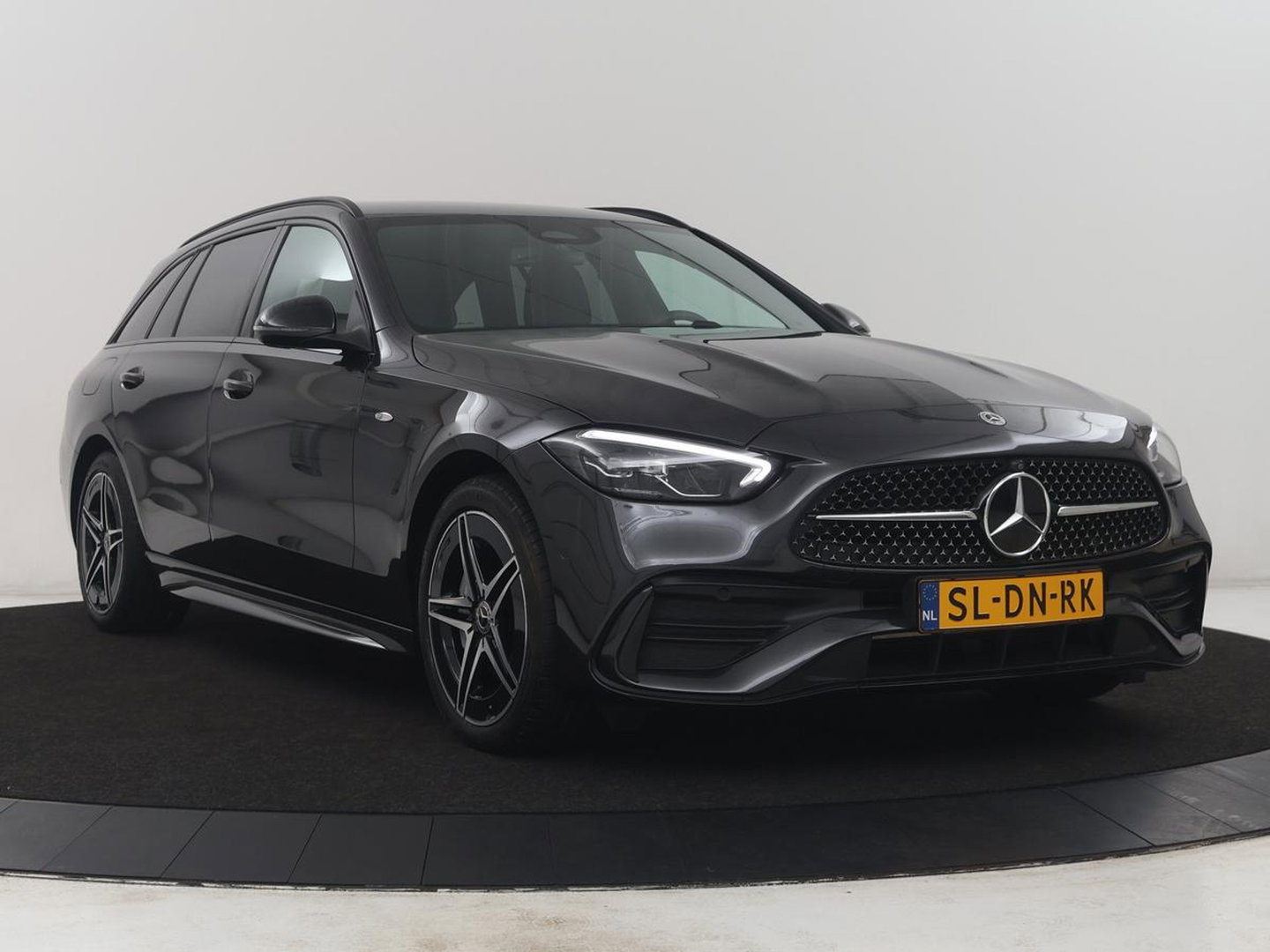 Mercedes-Benz C-Klasse 300e AMG-Line | SOH 97.7 | Leder/alcantara | Adaptive cruise | Memory | 360 camera | Sfeerverlichting | Burnmester | Stoelverwarming | Full LED |