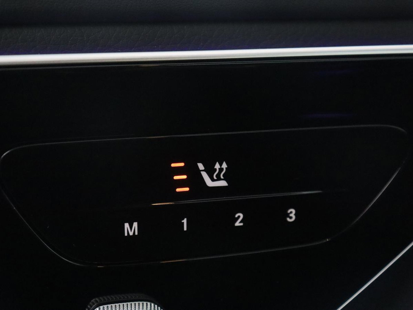 Mercedes-Benz C-Klasse 300e AMG-Line | SOH 97.7 | Leder/alcantara | Adaptive cruise | Memory | 360 camera | Sfeerverlichting | Burnmester | Stoelverwarming | Full LED |