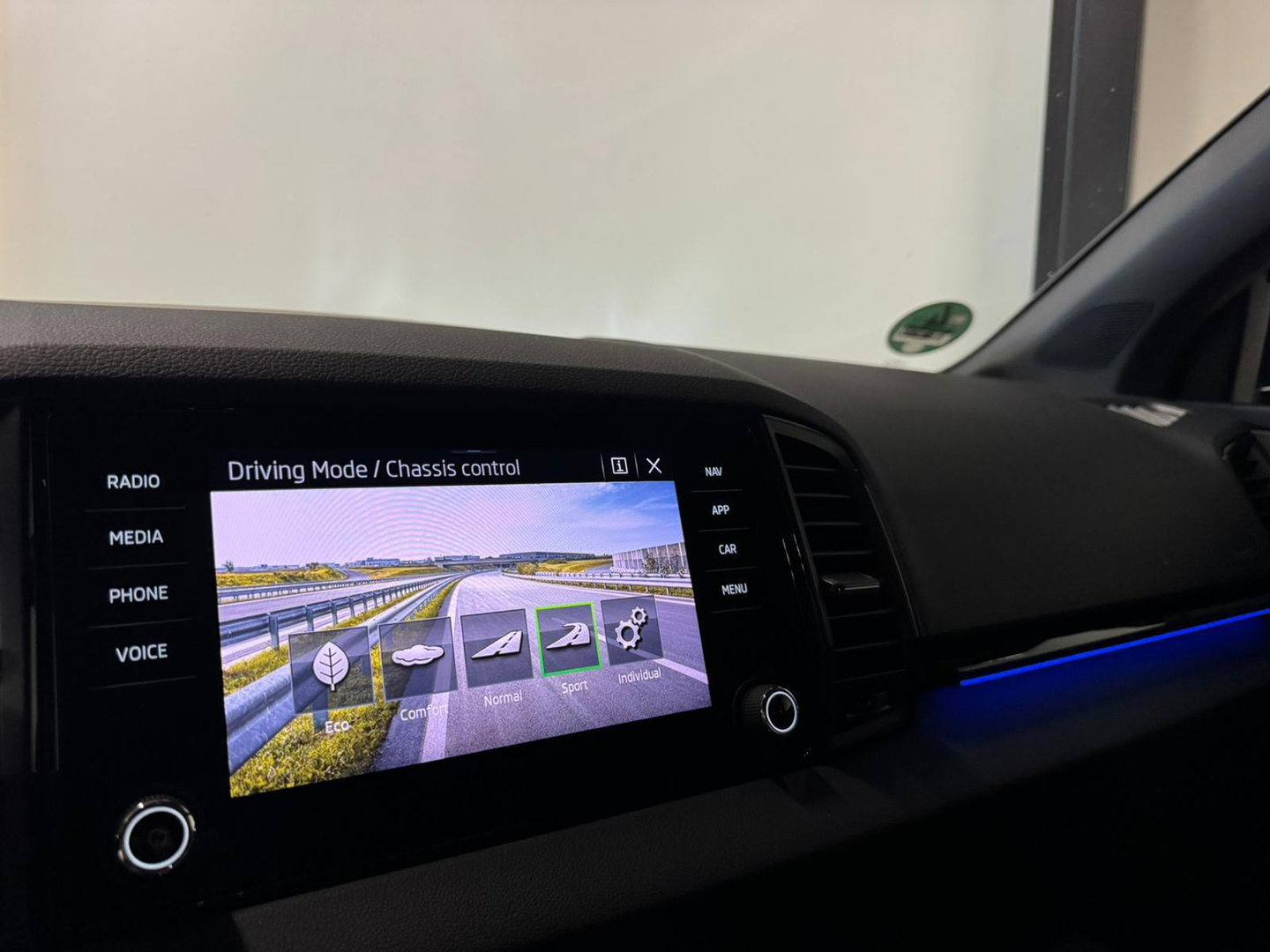 Škoda Karoq 1.5 TSI ACT Sportline Business KEYLESS CAM SFEER