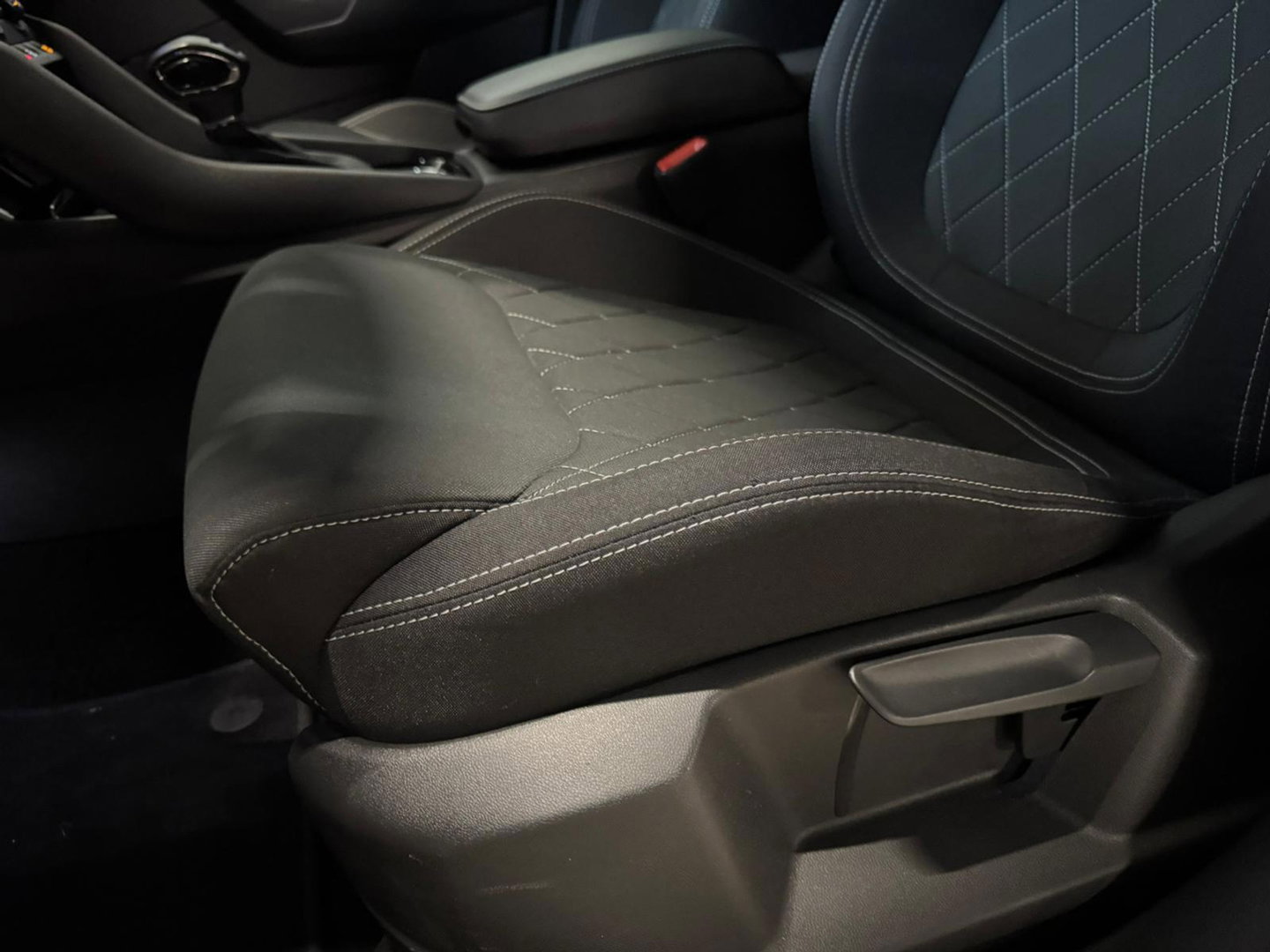 Škoda Karoq 1.5 TSI ACT Sportline Business KEYLESS CAM SFEER