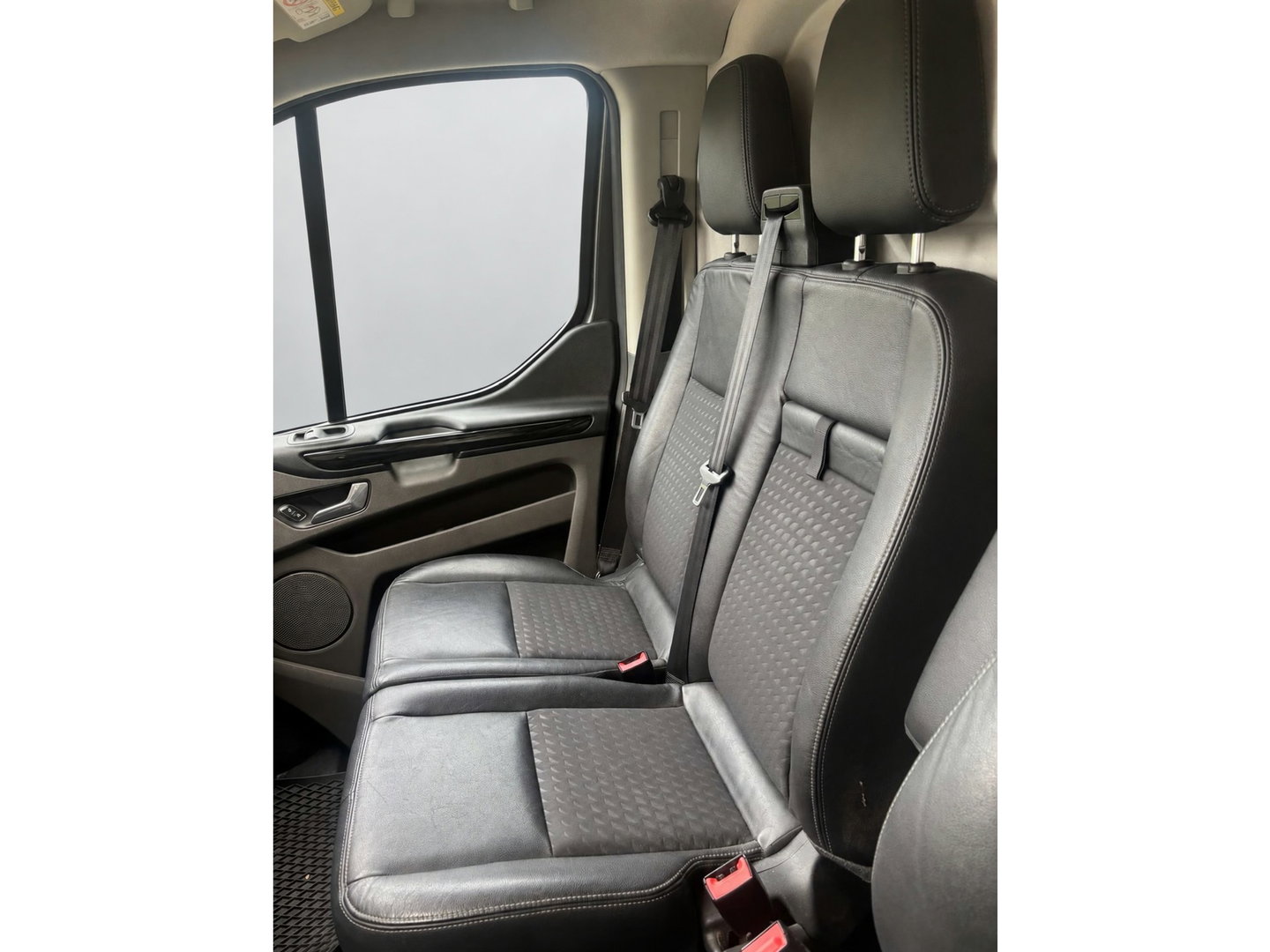 Ford Transit Custom 320 2.0 TDCI L2H1 Sport Camera, Cruise, Carplay, LED, Leder, Stoelverwarming, Automaat, 185pk, Trekhaak, Multimedia, Uniek!