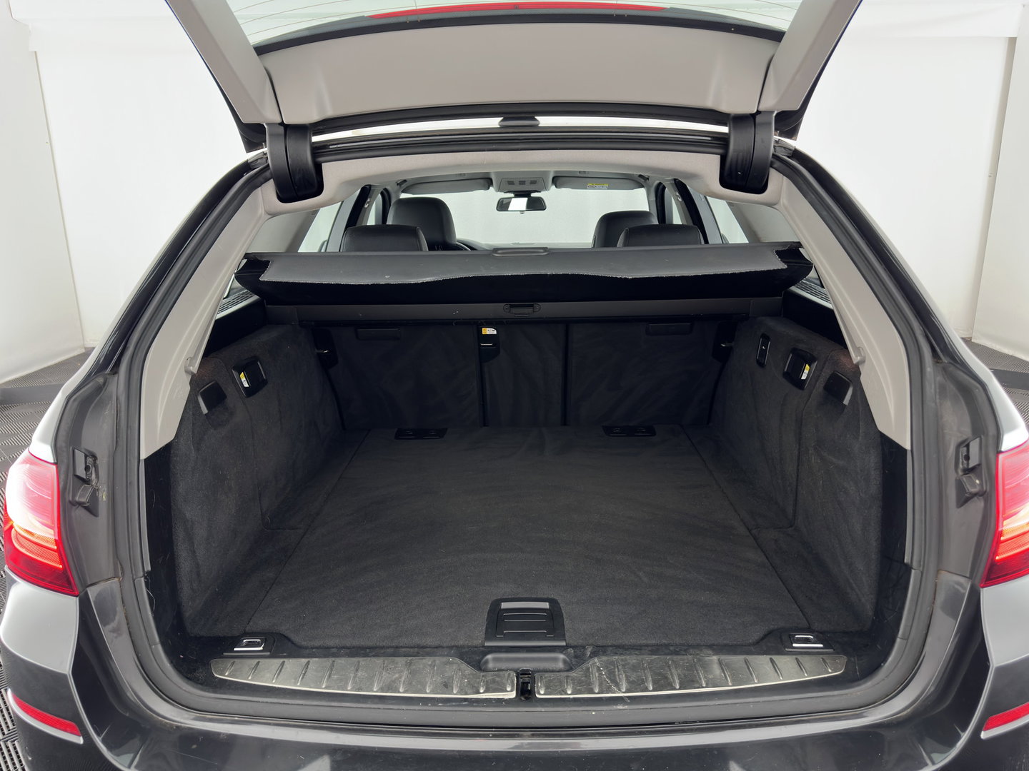 BMW 5 Serie Touring 518d Last Minute Edition Aut. *LEATHER | XENON | COMFORT-SEATS | NAVI-FULLMAP | ECC | PDC | CRUISE | 18''ALU | TOWBAR*