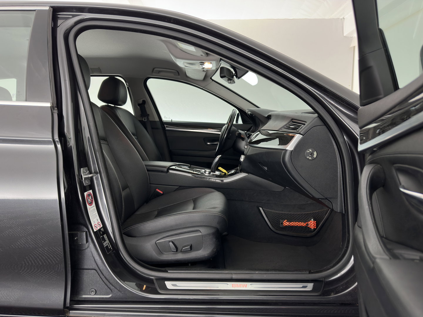 BMW 5 Serie Touring 518d Last Minute Edition Aut. *LEATHER | XENON | COMFORT-SEATS | NAVI-FULLMAP | ECC | PDC | CRUISE | 18''ALU | TOWBAR*