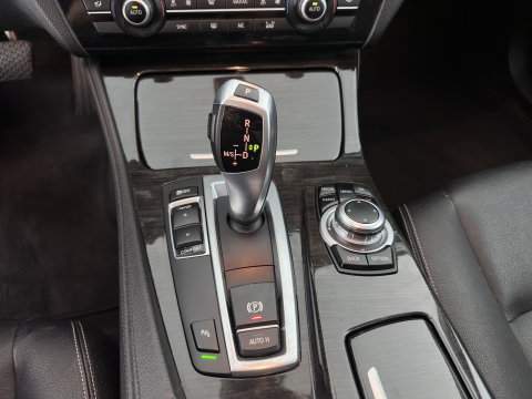 BMW 5 Serie Touring 518d Last Minute Edition Aut. *LEATHER | XENON | COMFORT-SEATS | NAVI-FULLMAP | ECC | PDC | CRUISE | 18''ALU | TOWBAR*