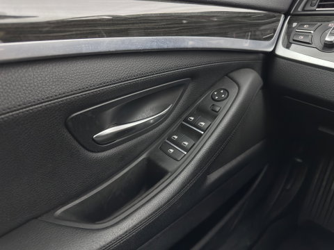 BMW 5 Serie Touring 518d Last Minute Edition Aut. *LEATHER | XENON | COMFORT-SEATS | NAVI-FULLMAP | ECC | PDC | CRUISE | 18''ALU | TOWBAR*