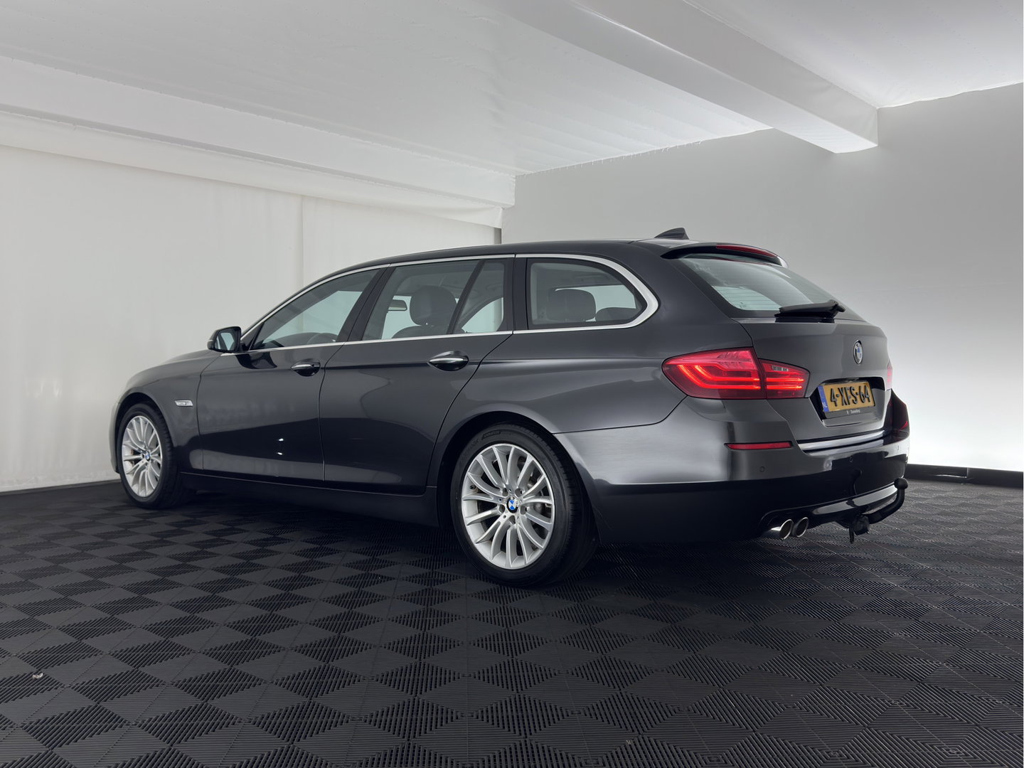 BMW 5 Serie Touring 518d Last Minute Edition Aut. *LEATHER | XENON | COMFORT-SEATS | NAVI-FULLMAP | ECC | PDC | CRUISE | 18''ALU | TOWBAR*