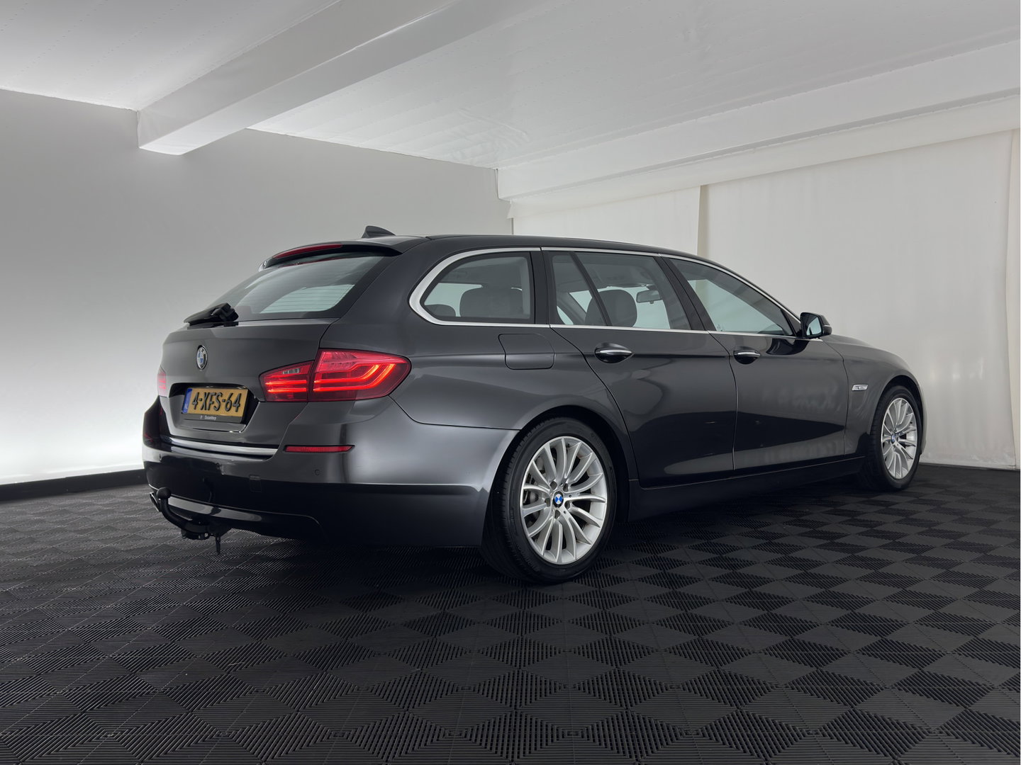 BMW 5 Serie Touring 518d Last Minute Edition Aut. *LEATHER | XENON | COMFORT-SEATS | NAVI-FULLMAP | ECC | PDC | CRUISE | 18''ALU | TOWBAR*
