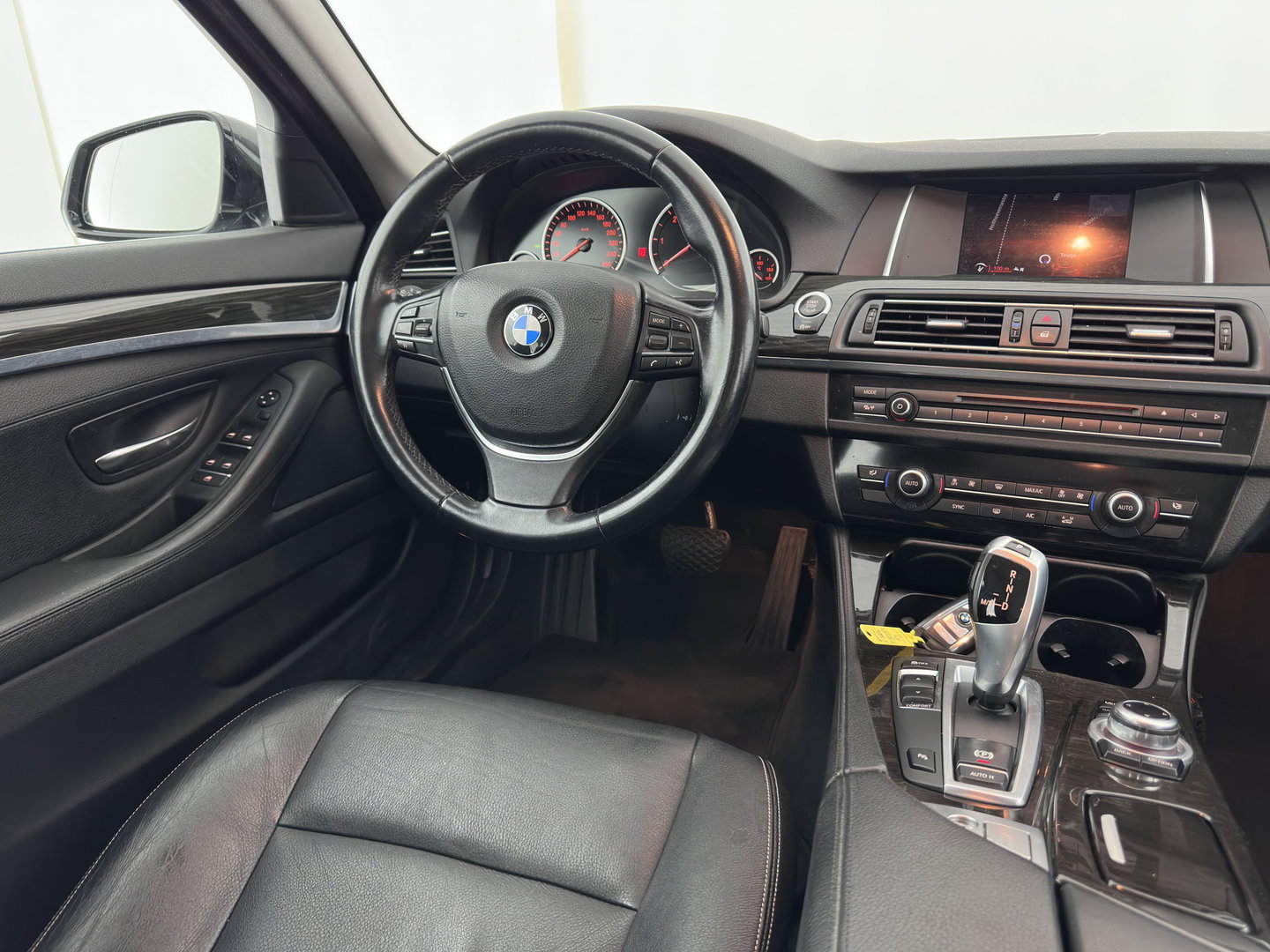 BMW 5 Serie Touring 518d Last Minute Edition Aut. *LEATHER | XENON | COMFORT-SEATS | NAVI-FULLMAP | ECC | PDC | CRUISE | 18''ALU | TOWBAR*
