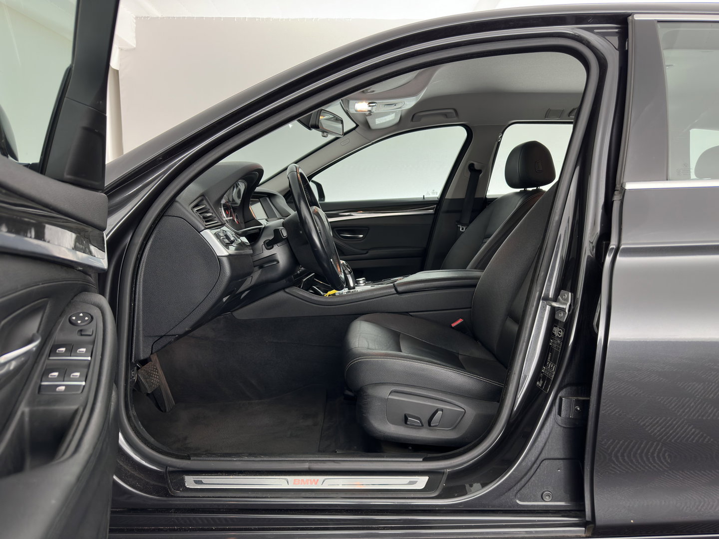 BMW 5 Serie Touring 518d Last Minute Edition Aut. *LEATHER | XENON | COMFORT-SEATS | NAVI-FULLMAP | ECC | PDC | CRUISE | 18''ALU | TOWBAR*