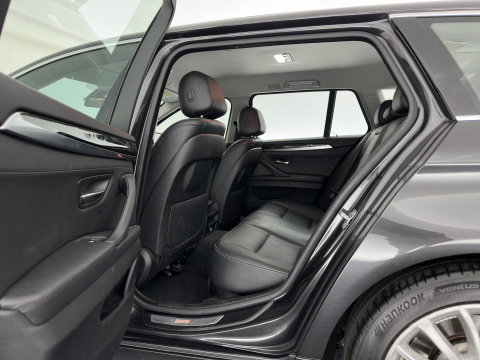 BMW 5 Serie Touring 518d Last Minute Edition Aut. *LEATHER | XENON | COMFORT-SEATS | NAVI-FULLMAP | ECC | PDC | CRUISE | 18''ALU | TOWBAR*