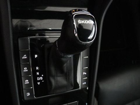 Škoda Superb Combi 1.4 TSI iV Laurin & Klement | SOH 95.8% | Trekhaak | Leder | Virtual Dashboard | Stoelverwarming | Memory | Virtual Dashboard | Park assist | Cruise control | Navigatie | Carplay |
