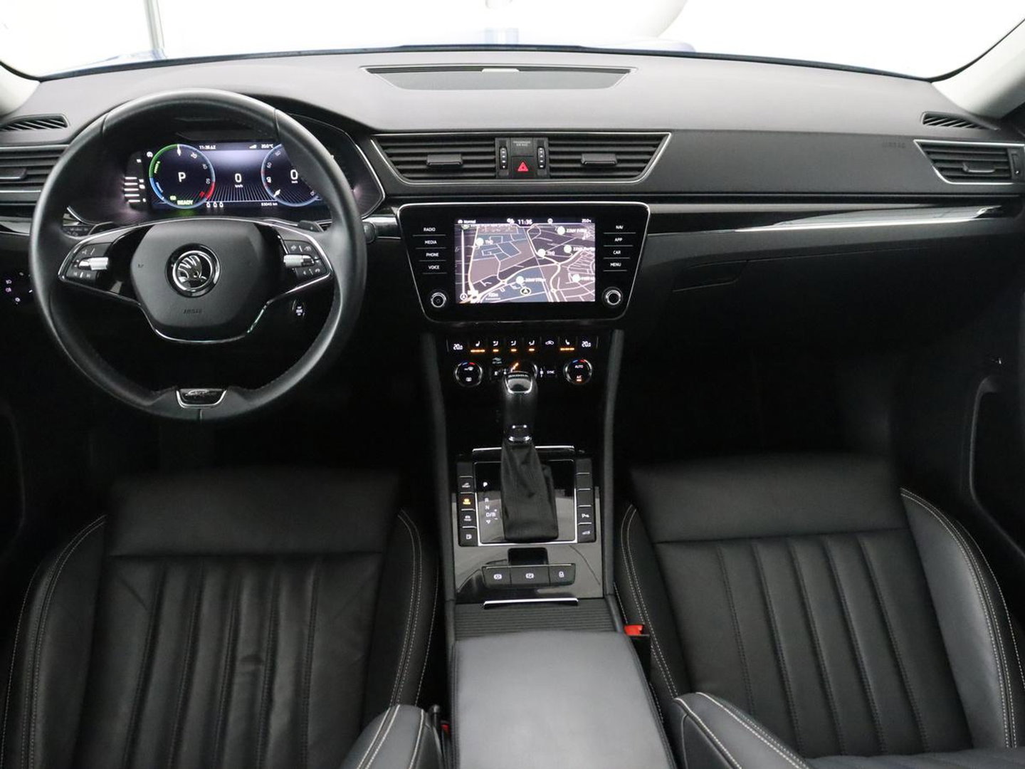 Škoda Superb Combi 1.4 TSI iV Laurin & Klement | SOH 95.8% | Trekhaak | Leder | Virtual Dashboard | Stoelverwarming | Memory | Virtual Dashboard | Park assist | Cruise control | Navigatie | Carplay |
