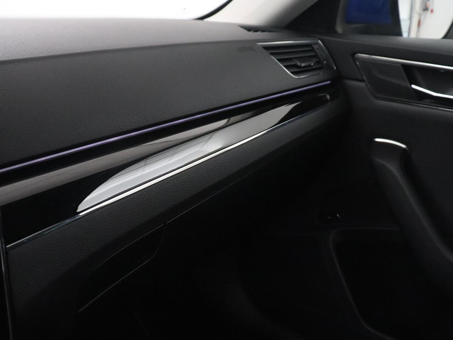 Škoda Superb Combi 1.4 TSI iV Laurin & Klement | SOH 95.8% | Trekhaak | Leder | Virtual Dashboard | Stoelverwarming | Memory | Virtual Dashboard | Park assist | Cruise control | Navigatie | Carplay |