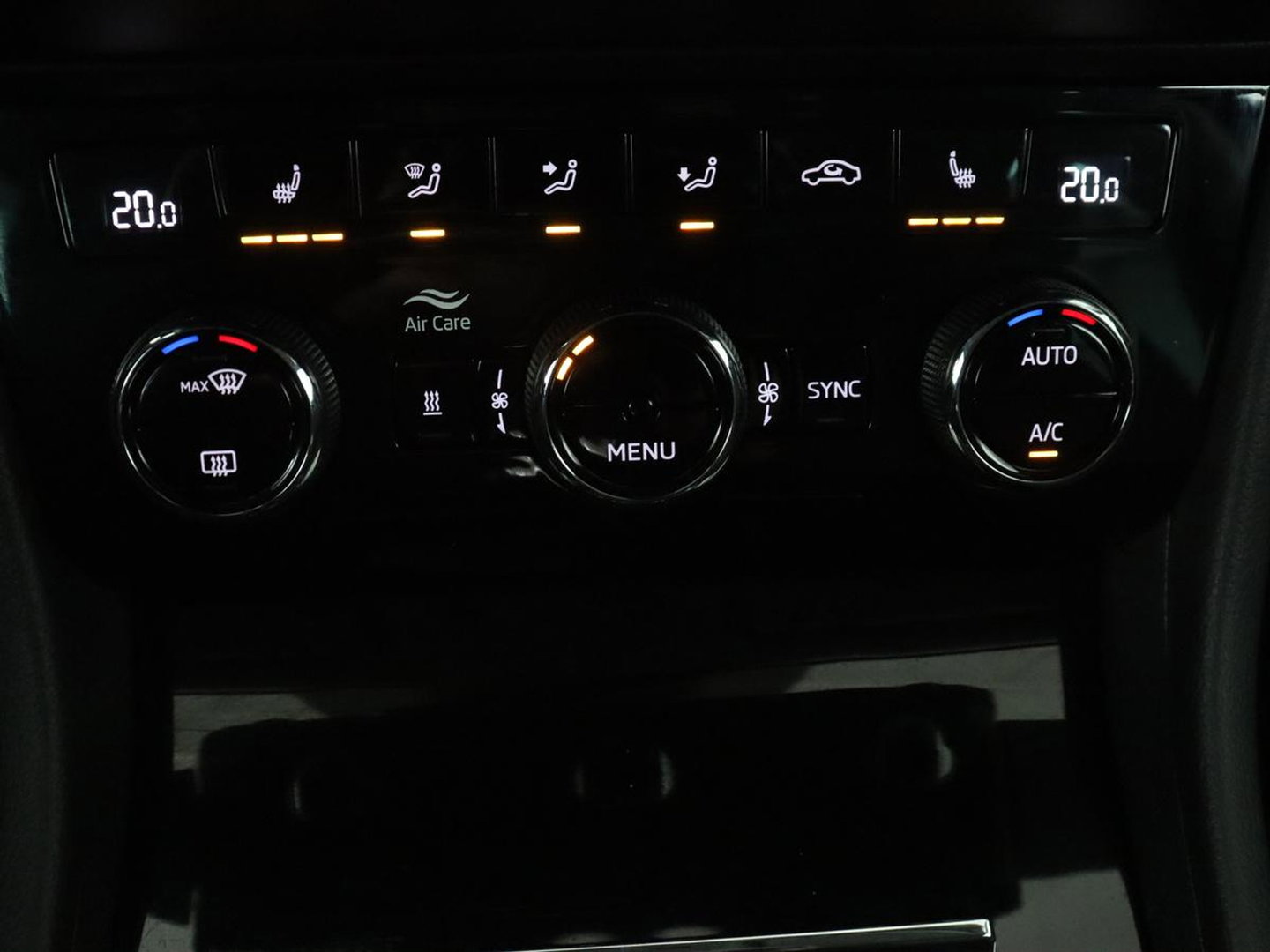 Škoda Superb Combi 1.4 TSI iV Laurin & Klement | SOH 95.8% | Trekhaak | Leder | Virtual Dashboard | Stoelverwarming | Memory | Virtual Dashboard | Park assist | Cruise control | Navigatie | Carplay |