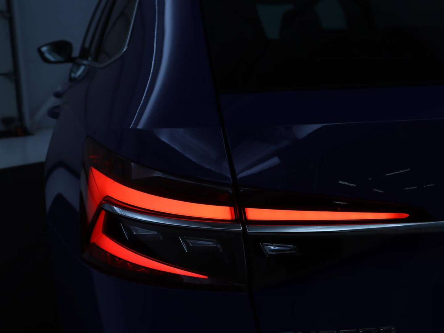 Škoda Superb Combi 1.4 TSI iV Laurin & Klement | SOH 95.8% | Trekhaak | Leder | Virtual Dashboard | Stoelverwarming | Memory | Virtual Dashboard | Park assist | Cruise control | Navigatie | Carplay |
