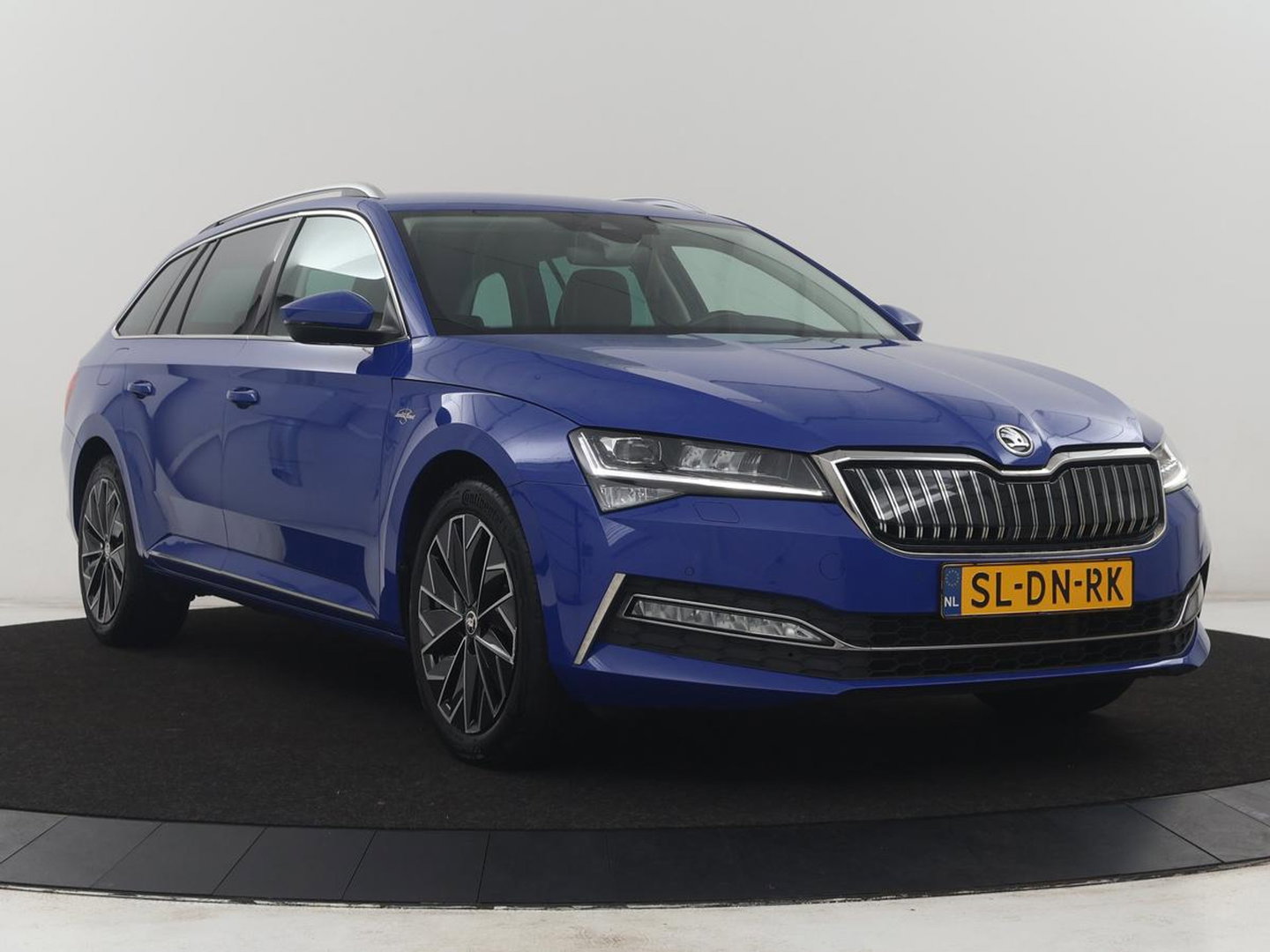 Škoda Superb Combi 1.4 TSI iV Laurin & Klement | SOH 95.8% | Trekhaak | Leder | Virtual Dashboard | Stoelverwarming | Memory | Virtual Dashboard | Park assist | Cruise control | Navigatie | Carplay |