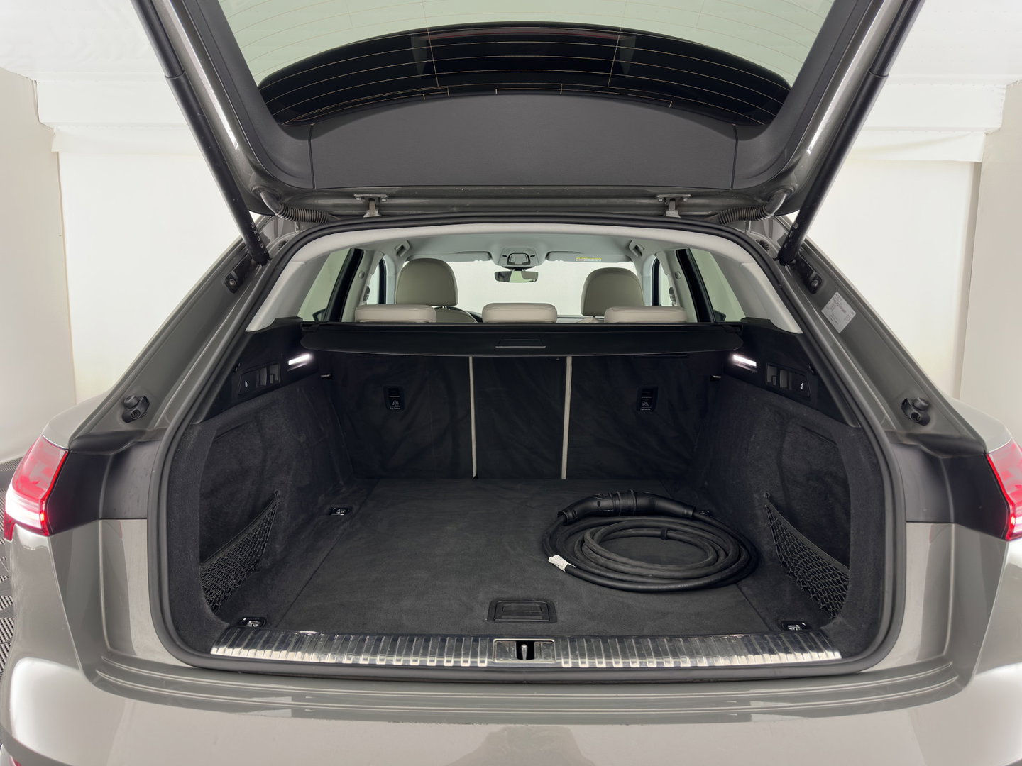 Audi Q8 e-tron 50 quattro Advanced Edition 95 kWh [3-Fase-22kW] {SoH-100%} (INCL.BTW) *LEATHER | FULL-LED | MEMORY-PACK | ADAPTIVE-CRUISE | CAMERA | PRIVACY-GLASS | DIGI-COCKPIT | PRIVACY-GLASS | SHIFT-PADDLES | DAB | AMBIENT-LIGHT | 20''ALU | TOWBAR*