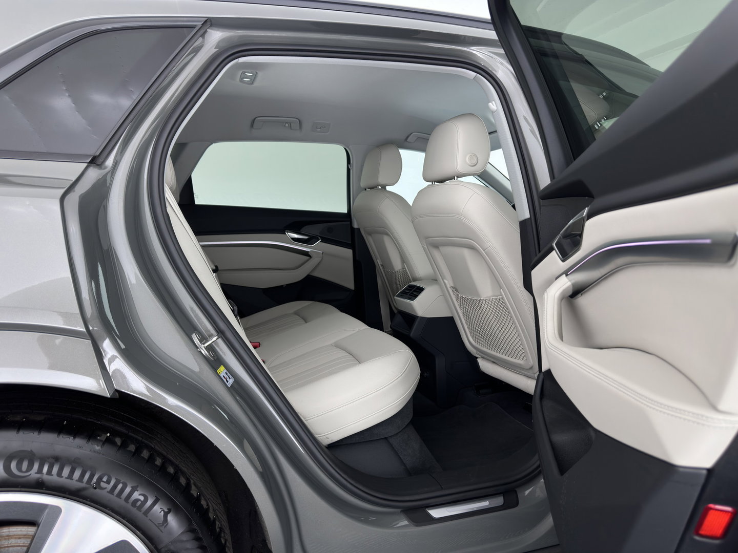 Audi Q8 e-tron 50 quattro Advanced Edition 95 kWh [3-Fase-22kW] {SoH-100%} (INCL.BTW) *LEATHER | FULL-LED | MEMORY-PACK | ADAPTIVE-CRUISE | CAMERA | PRIVACY-GLASS | DIGI-COCKPIT | PRIVACY-GLASS | SHIFT-PADDLES | DAB | AMBIENT-LIGHT | 20''ALU | TOWBAR*