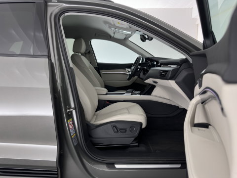 Audi Q8 e-tron 50 quattro Advanced Edition 95 kWh [3-Fase-22kW] {SoH-100%} (INCL.BTW) *LEATHER | FULL-LED | MEMORY-PACK | ADAPTIVE-CRUISE | CAMERA | PRIVACY-GLASS | DIGI-COCKPIT | PRIVACY-GLASS | SHIFT-PADDLES | DAB | AMBIENT-LIGHT | 20''ALU | TOWBAR*